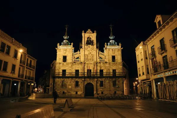 Gece Katedral ve Astorga Piskoposluk Sarayı. Kastilya ve Leon. İspanya. Yüksek kalite fotoğraf