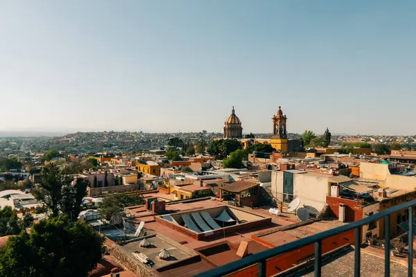 La Parroquia 'nın tarihi Meksika şehri San Miguel de Allende' deki kubbesi ve dikiz manzarası. Yüksek kalite fotoğraf