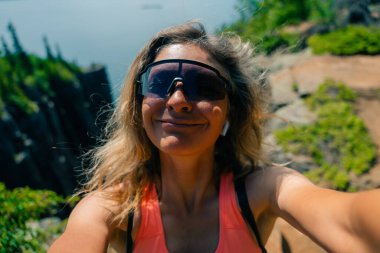 Kuzey Ontario 'daki Uyuyan Dev İl Parkı' nda uyuyan devin tepesindeki asansör kaya oluşumları. Yüksek kalite fotoğraf