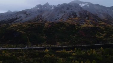 Alaska 'daki Worthington Buzul Eyaleti Eğlence Alanı' nın hava manzarası. Yüksek kalite 4k görüntü