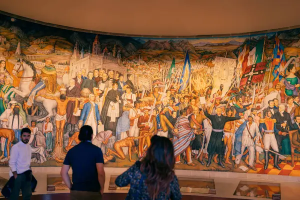 Mexico City, FEB 2023, Chapultepec Kalesi 'nin tarihi manzarası. Yüksek kalite fotoğraf