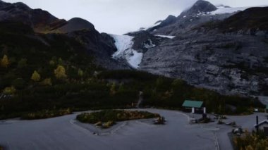 Alaska 'daki Worthington Buzul Eyaleti Eğlence Alanı' nın hava manzarası. Yüksek kalite 4k görüntü