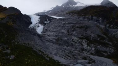 Alaska 'daki Worthington Buzul Eyaleti Eğlence Alanı' nın hava manzarası. Yüksek kalite 4k görüntü