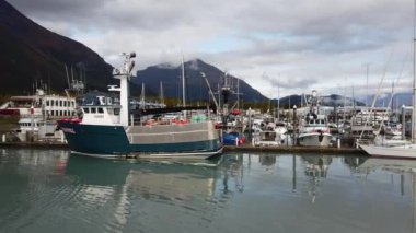 Liman şehri Seward, Alaska 'nın havadan görüntüsü. Seward Boat Harbor, Seward, Alaska 'dan. Yukarıdan Seward Boat Limanı 'na. Yüksek kalite 4k görüntü