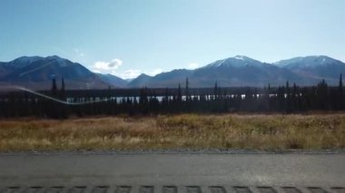 Alaska 'daki arabanın manzarası güzel. Yüksek kalite 4k görüntü