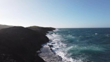 San Juan, Porto Riko yakınlarındaki Mar Chiquita Sahili 'ndeki kayalar. Yüksek kalite 4k görüntü