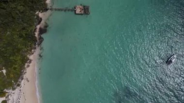 İzole edilmiş Cayo Icacos Porto Riko adasındaki bir sahilin insansız hava aracı görüntüsü. Yüksek kalite 4k görüntü