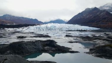 Alaska 'daki Matanuska Buzul Bölgesi' nin hava manzarası. Yüksek kalite 4k görüntü