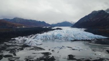 Alaska 'daki Matanuska Buzul Bölgesi' nin hava manzarası. Yüksek kalite 4k görüntü