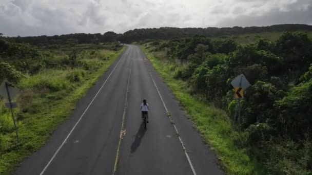 Letecký Pohled Dívku Jezdí Kole Silnici Havaj Vysoce Kvalitní Záběry — Stock video