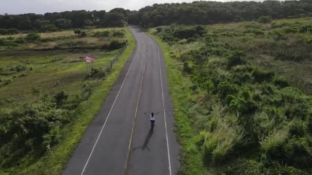 Vista Aérea Chica Monta Una Bicicleta Camino Hawaii Imágenes Alta — Vídeos de Stock