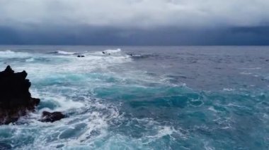 Hawaii 'deki Büyük Ada' daki Laupahoe Noktasında Okyanus Dalgaları. Yüksek kalite 4k görüntü