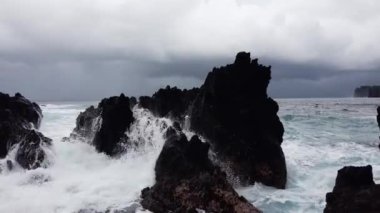 Hawaii 'deki Büyük Ada' daki Laupahoe Noktasında Okyanus Dalgaları. Yüksek kalite 4k görüntü