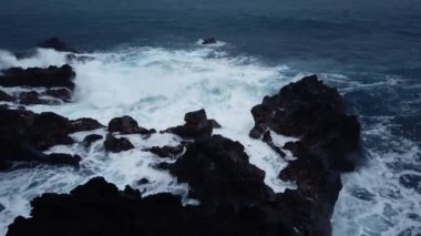 Hawaii 'deki Büyük Ada' daki Laupahoe Noktasında Okyanus Dalgaları. Yüksek kalite 4k görüntü