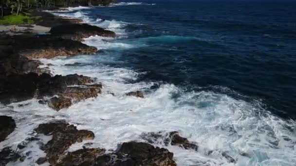 Aereo Delle Onde Oceaniche Che Riversano Una Roccia Basalto Nero — Video Stock