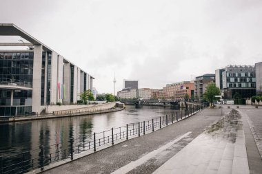Berlin 'in panoramik manzarası. Spree nehri üzerinde keşif botu var. Yüksek kalite fotoğraf
