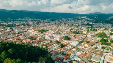 San Cristobal de las Casas 'taki eski koloni binalarının çatılarının güzel hava manzarası. Yüksek kalite fotoğraf