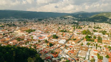 San Cristobal de las Casas 'taki eski koloni binalarının çatılarının güzel hava manzarası. Yüksek kalite fotoğraf