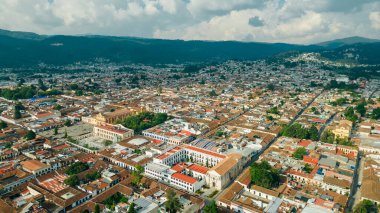 San Cristobal de las Casas 'taki eski koloni binalarının çatılarının güzel hava manzarası. Yüksek kalite fotoğraf