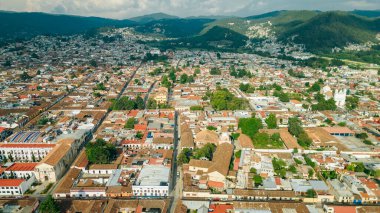 San Cristobal de las Casas 'taki eski koloni binalarının çatılarının güzel hava manzarası. Yüksek kalite fotoğraf