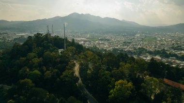 San Cristobal de las Casas 'taki eski koloni binalarının çatılarının güzel hava manzarası. Yüksek kalite fotoğraf