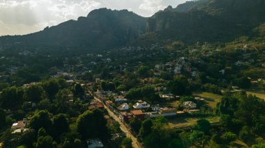 Tepoztlan 'ın arka planında güzel bir günbatımı olan hava manzarası. Yüksek kalite fotoğraf