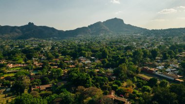 Tepoztlan 'ın arka planında güzel bir günbatımı olan hava manzarası. Yüksek kalite fotoğraf