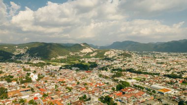 San Cristobal de las Casas 'taki eski koloni binalarının çatılarının güzel hava manzarası. Yüksek kalite fotoğraf