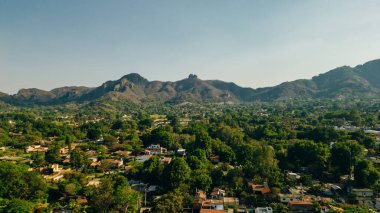 Tepoztlan 'ın arka planında güzel bir günbatımı olan hava manzarası. Yüksek kalite fotoğraf