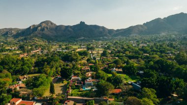Tepoztlan 'ın arka planında güzel bir günbatımı olan hava manzarası. Yüksek kalite fotoğraf