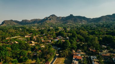 Tepoztlan 'ın arka planında güzel bir günbatımı olan hava manzarası. Yüksek kalite fotoğraf