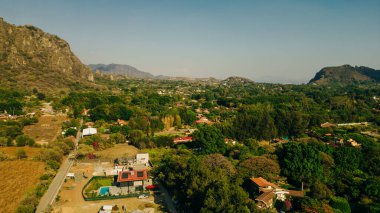 Tepoztlan 'ın arka planında güzel bir günbatımı olan hava manzarası. Yüksek kalite fotoğraf