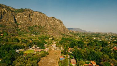 Tepoztlan 'ın arka planında güzel bir günbatımı olan hava manzarası. Yüksek kalite fotoğraf