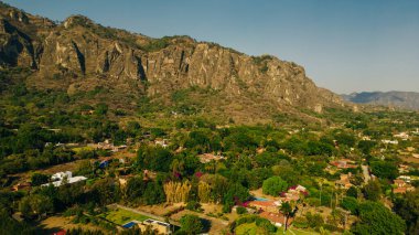 Tepoztlan 'ın arka planında güzel bir günbatımı olan hava manzarası. Yüksek kalite fotoğraf