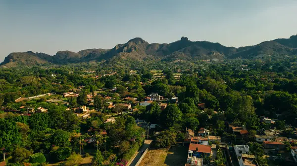 Tepoztlan 'ın arka planında güzel bir günbatımı olan hava manzarası. Yüksek kalite fotoğraf