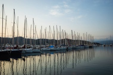 Fethiye Ece Marina 'daki yat ve tekneler, Mugla, Türkiye - Mayıs 2023. Yüksek kalite fotoğraf