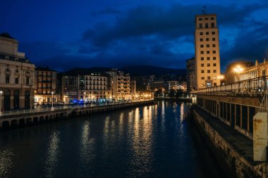 Bilbao, İspanya - Mayıs 2023 Şehir Caddesi, gece. Yüksek kalite fotoğraf