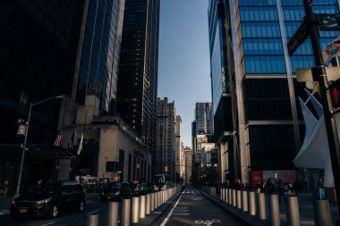 New York, New York - Mart 2023 Gün batımında New York 'ta bir cadde. Yüksek kalite fotoğraf