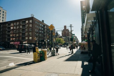 New York 'ta kalabalık bir kavşakta kalabalık bir şekilde yürüyen kalabalık bir sokak sahnesi var. Manhattan' ın ortasındaki New York 'ta. Yüksek kalite fotoğraf