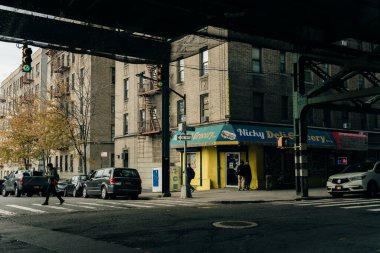 Bronx, ABD - Haziran 2023 Metro demiryolunun altındaki sokak ve cadde. Yüksek kalite fotoğraf
