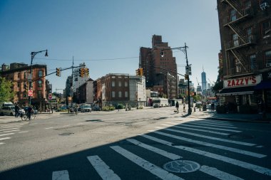 New York, New York - Mart 2023 Gün batımında New York 'ta bir cadde. Yüksek kalite fotoğraf