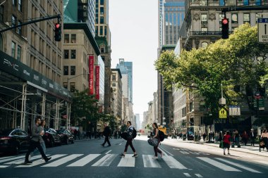 New York 'ta kalabalık bir kavşakta kalabalık bir şekilde yürüyen kalabalık bir sokak sahnesi var. Manhattan' ın ortasındaki New York 'ta. Yüksek kalite fotoğraf