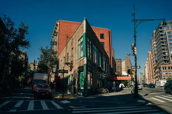 New York, New York - Mart 2023 Gün batımında New York 'ta bir cadde. Yüksek kalite fotoğraf