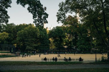 The Mall, CENTRAL Park, New York, USA-AUG, 2022: Parktaki alışveriş merkezinde yürüyen insanlar. Yüksek kalite fotoğraf