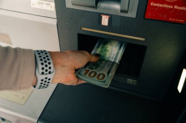 ATM 'den para alan kadın. Yüksek kalite fotoğraf