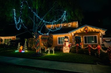 Los Angeles, ABD - Aralık 2022 Amerikan stil evinin güzel noel süslemesi. Yüksek kalite fotoğraf