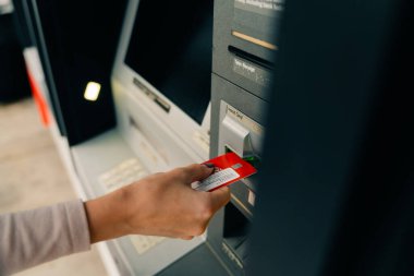 ATM 'de elinde banka kartı olan bir kız. Yüksek kalite fotoğraf