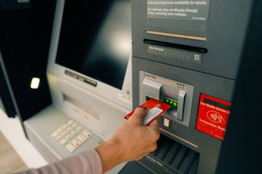 ATM 'de elinde banka kartı olan bir kız. Yüksek kalite fotoğraf