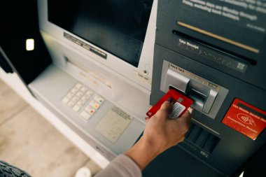 ATM 'de elinde banka kartı olan bir kız. Yüksek kalite fotoğraf