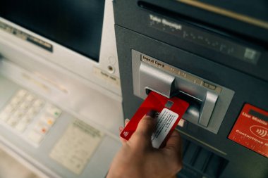 ATM 'de elinde banka kartı olan bir kız. Yüksek kalite fotoğraf